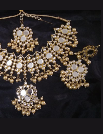 SWARNA CHOKER