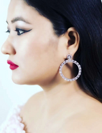 Load image into Gallery viewer, TIARA HOOP EARRINGS